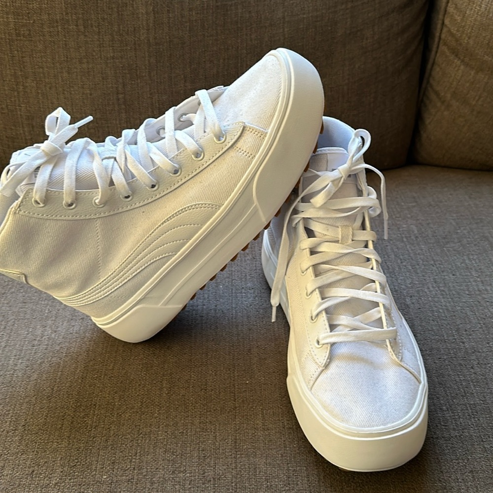 Women’s all white platform Puma’s. Size 11